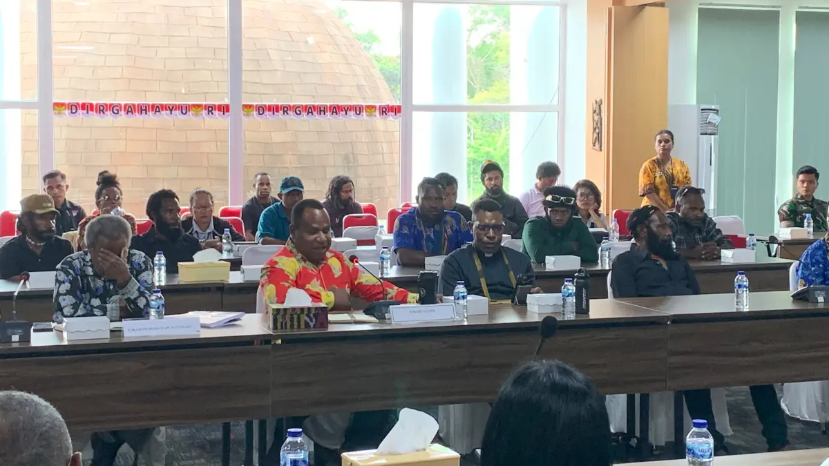 Ketua Sinode GKII Wilayah Papua Tengah Pdt. Dr. Hans Wakerkwa menyampaikan aspirasi dalam Rapat Dengar Pendapat Pansus Papua DPD RI bersama pimpinan daerah, Komnas HAM, dan tokoh masyarakat di Kantor Puspemkab Mimika, Kamis (17/9/2026). (Foto: CEPOSONLINE.COM/MOH. WAHYU WELERUBUN).