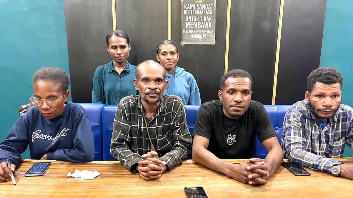 Tampak para koordinator mahasiswa tingkat distrik Kabupaten Keerom dan Ketua DPD KNPI Keerom, Yan May memberikan keterangan di Kota Jayapura, Kamis (17/9/2026) malam. (CEPOSONLINE.COM/ERIANTO).
