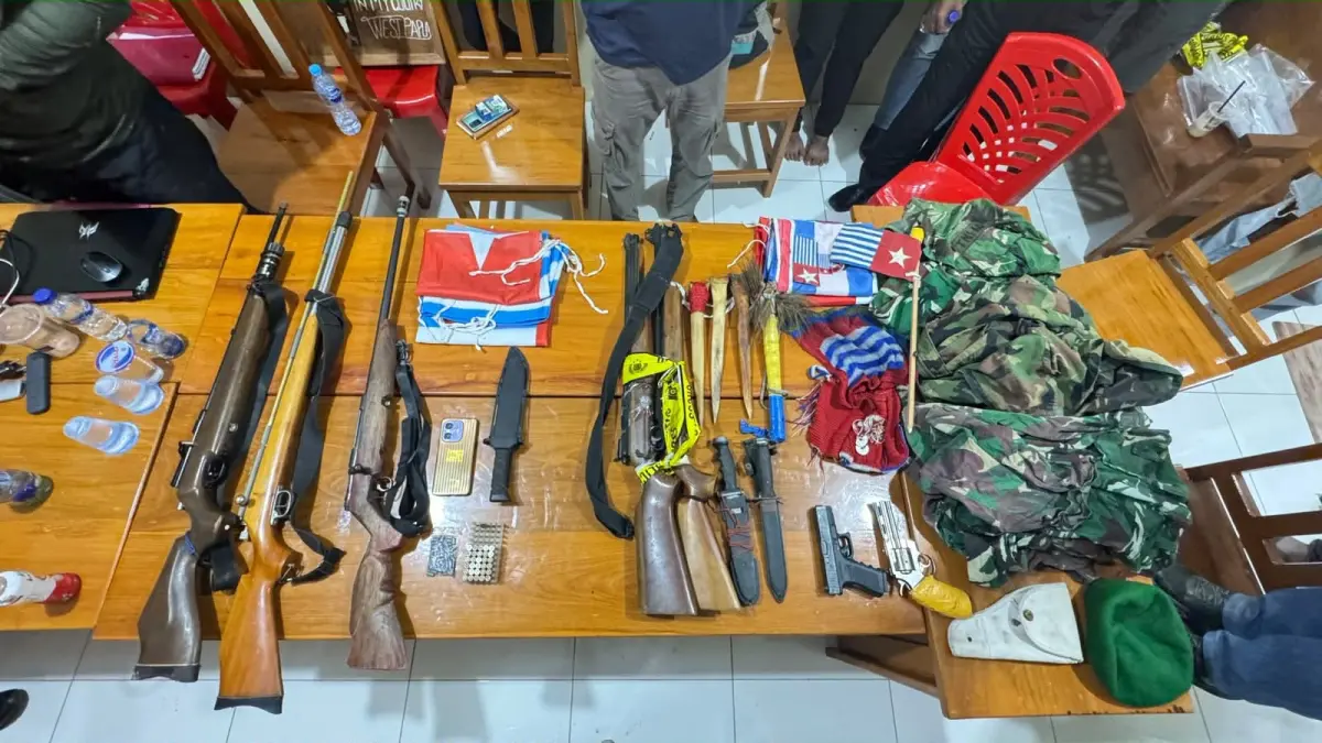 Barang bukti senjata api rakitan, amunisi, dan senjata tajam yang berhasil diamankan Satgas Kepolisian Damai Cartenz dari jaringan Kodap I Mamta di Keerom. (Foto: Satgas Damai Cartenz).