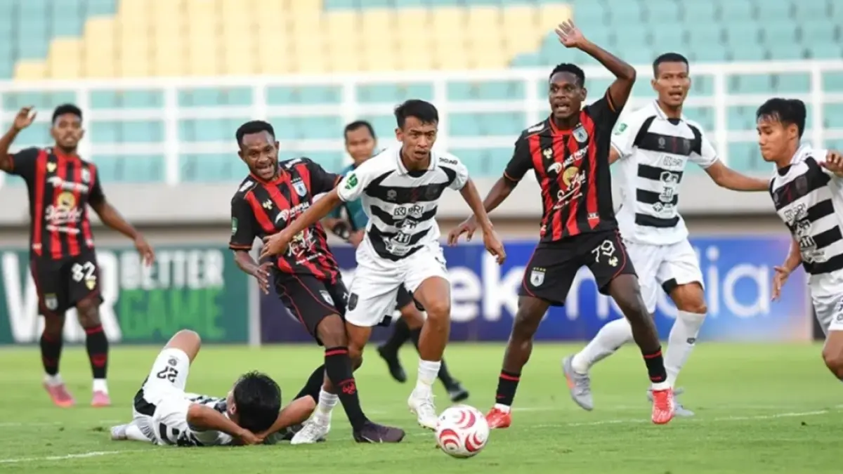 Duel Persipura vs Kendal Tornado FC di Stadion Gelora Delta, Sidoarjo, Jumat (18/9/2026) sore, kedua tim harus puas berbagi angka setelah bermain imbang tanpa gol, 0-0. (ISTIMEWA)