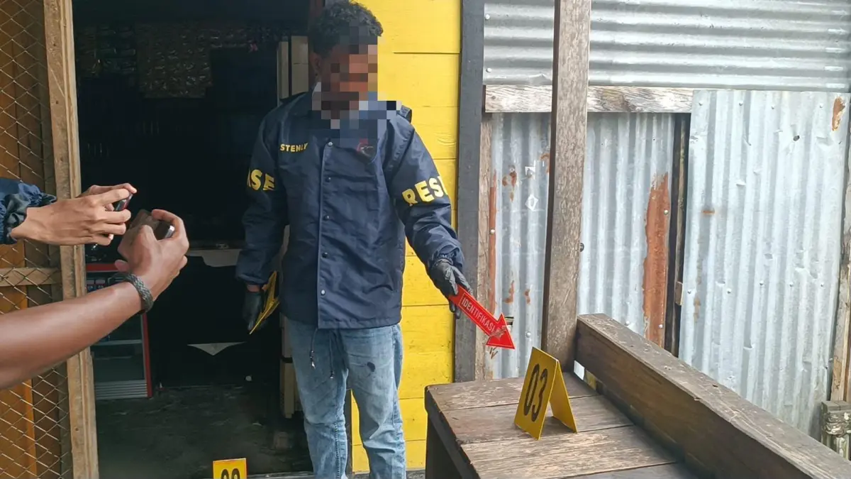 Personel gabungan Satgas Ops Damai Cartenz dan Polres Yahukimo melakukan olah TKP kasus penikaman warga di Kompleks Telkomsel, Distrik Dekai, Yahukimo. (Foto: Satgas Damai Cartenz).