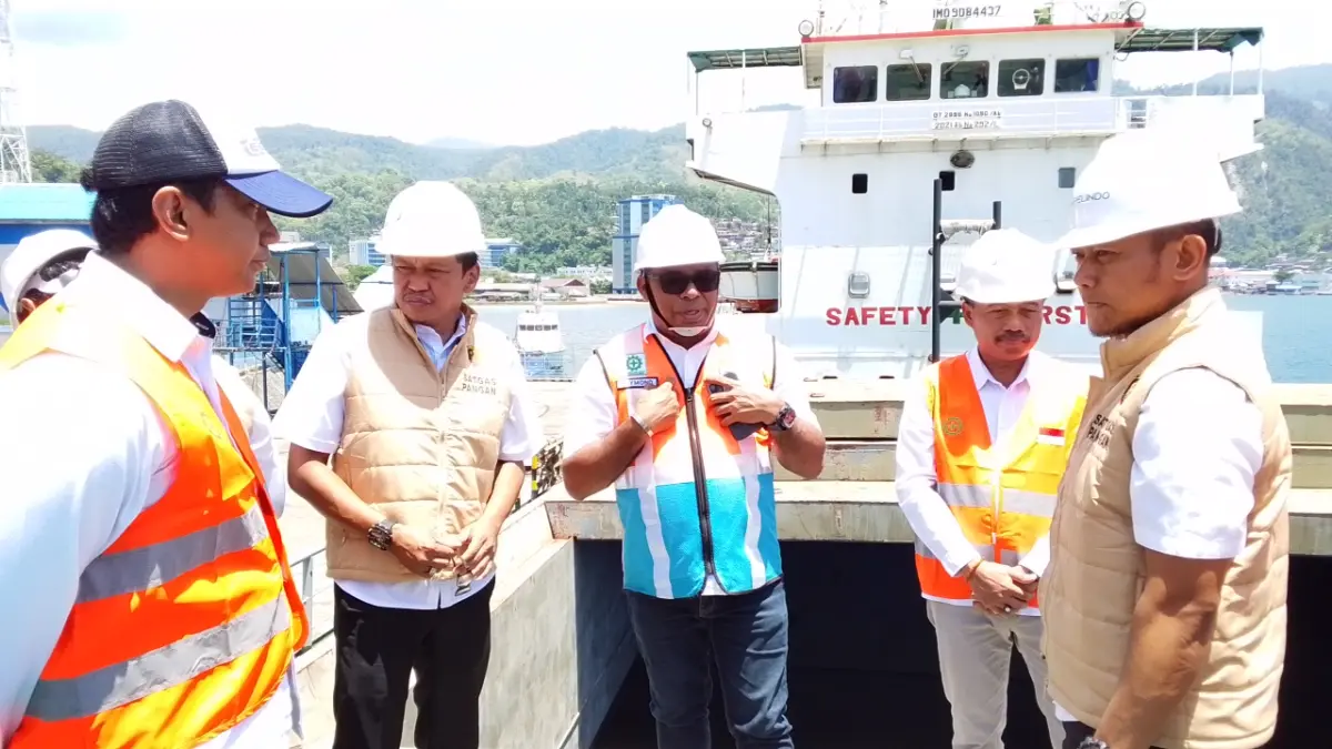Pemimpin Wilayah Perum Bulog Kanwil Papua, Ahmad Mustari, bersama General Manager Pelindo Regional 4 Jayapura, Ramdan Affan Kiai Demak, dan para mandor, tim Satgas Pangan saat melihat langsung kapal Cargo yang mengangkut &nbsp;beras Bulog di Pelabuhan Jayapura, Senin (21/9/2026)
(CEPOSONLINE.COM_ROHANA WENGGI)