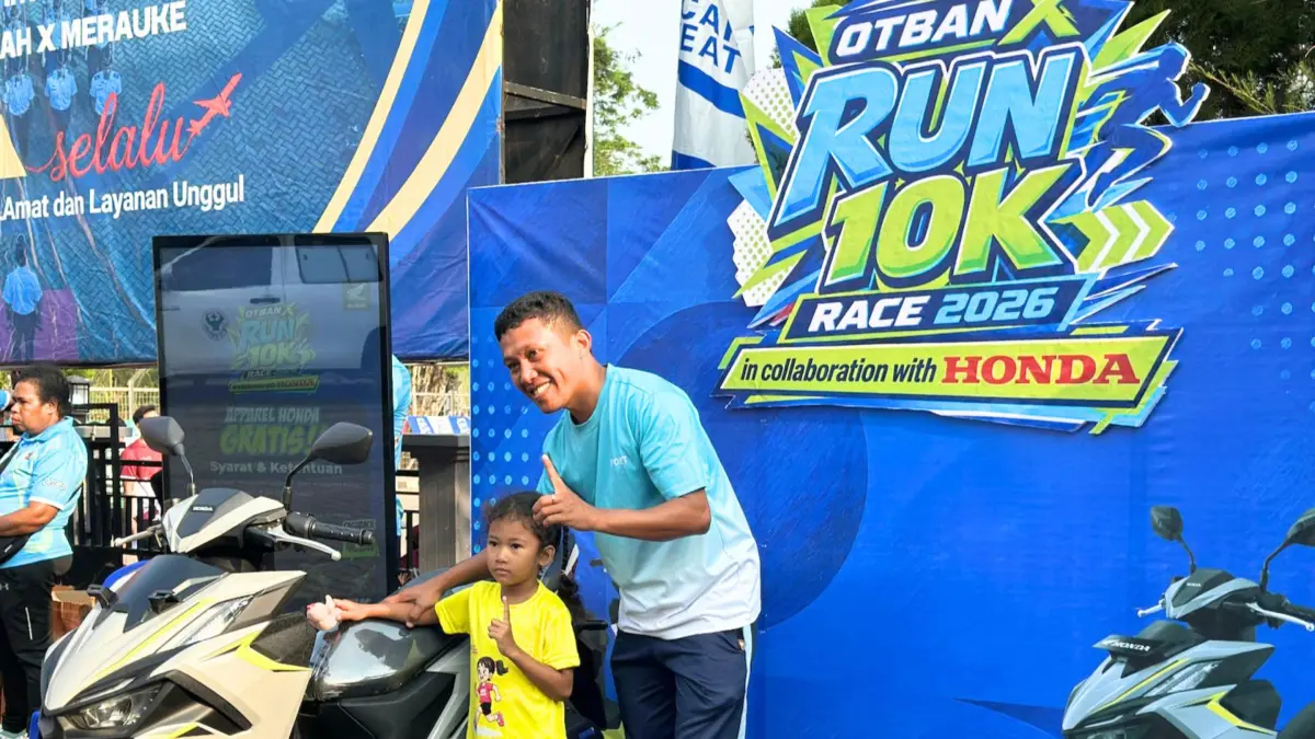 Antusias konsumen saat melihat langsung dan mengabadikan momen bersama Vario Evo 160, dalam ajang lari 10k, di Merauke, Sabtu (19/9/2026).(CEPOSONLINE.COM/ASTRA MOTOR).