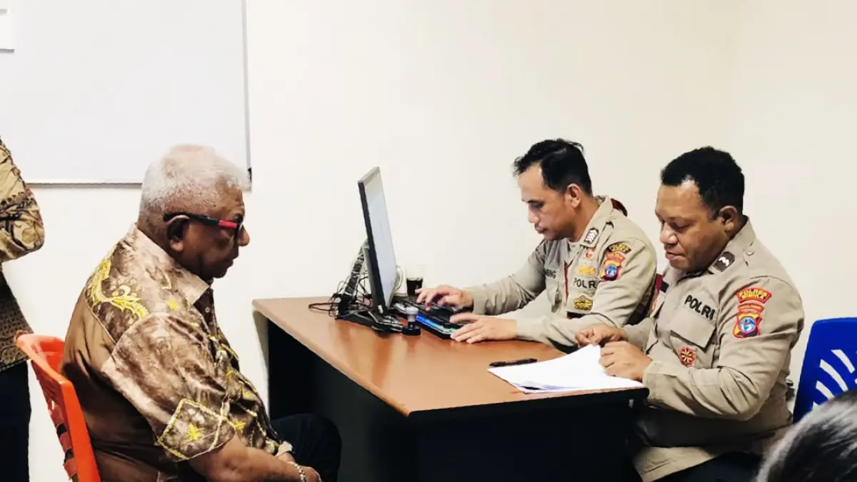 Bupati Mimika Johannes Rettob membuat laporan polisi &nbsp;di SPKT Polres Mimika. (CEPOSONLINE.COM/ISTIMEWA).