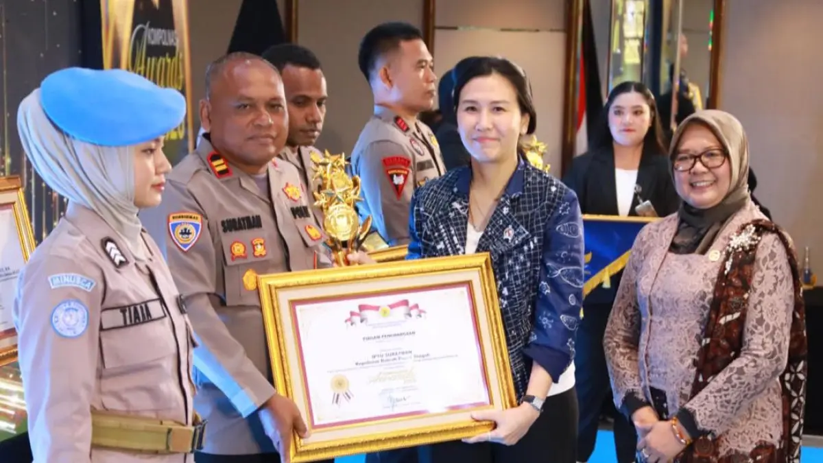 Iptu Suratman menerima penghargaan Kompolnas Awards 2026 yang diserahkan Wakil Menteri PPPA Veronica Tan di Jakarta, Kamis (17/9/2026). ( CEPOSONLINE.COM/ISTIMEWA).