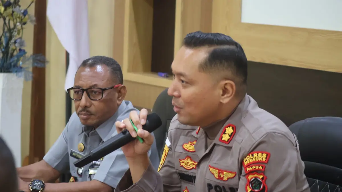 Kapolres Merauke AKBP Leonardo Yoga saat menerima Kepala Kantor Wilayah Kementerian Hukum Papua Anthonius M. Ayorbaba &nbsp;dan rombongan dalam rangka memperkuat sinergitas penegakan hukum kekayaan intelektual, Senin (21/9/2026). &nbsp;
(CEPOSONLINE.COM/SULO)
