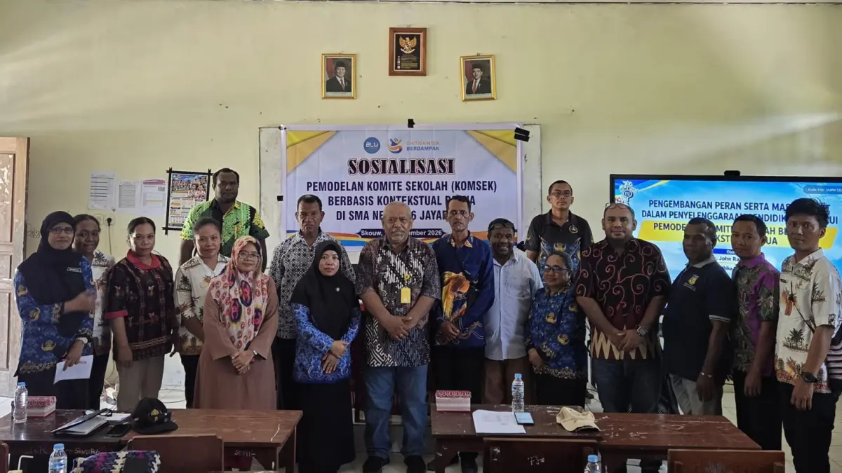 Kepsek SMAN 6 Skouw Habel Tangdilian bersama narasumber dari FKIP-UNCEN dan peserta sosialisasi Model Komite Sekolah Berbasis Kontekstual Papua , Kamis (17/9/2026)