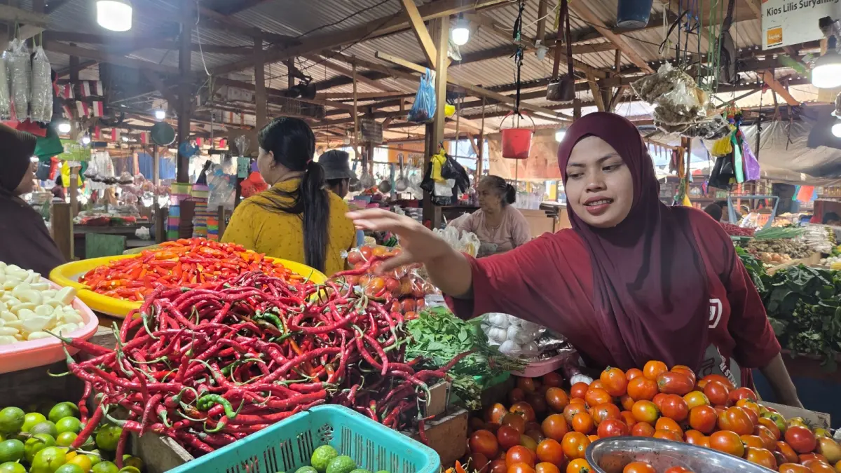 Pedagang yang menjual bahan pangan komoditas pertanian di Pasar Youtefa Kota Jayapura. (Ceposonline.com/Dok.Cepos)