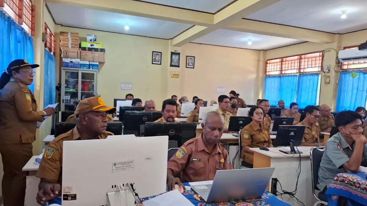 Pejabat eselon II dan III di lingkungan Pemerintah Kabupaten Biak Numfor tengah mengukuti ujian profiling ASN berbasis Computer Assisted Test (CAT), di SMA YPK 2, Biak Senin (21/9/2026).&nbsp;

(CEPOSONLINE.COM/FIKTOR PALEMBANGAN)