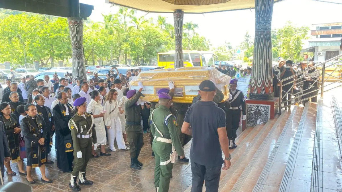 Peti Jenazah Alm. Prof. Dr. Oscar Oswald O. Wambrauw, S.E., M.Sc.Agr., dibawa ke dalam auditorium Uncen untuk pelepasan dari pihak keluarga ke kampus, Senin (21/9/226).
(CEPOSONLINE.COM/Jimianus Karlodi)