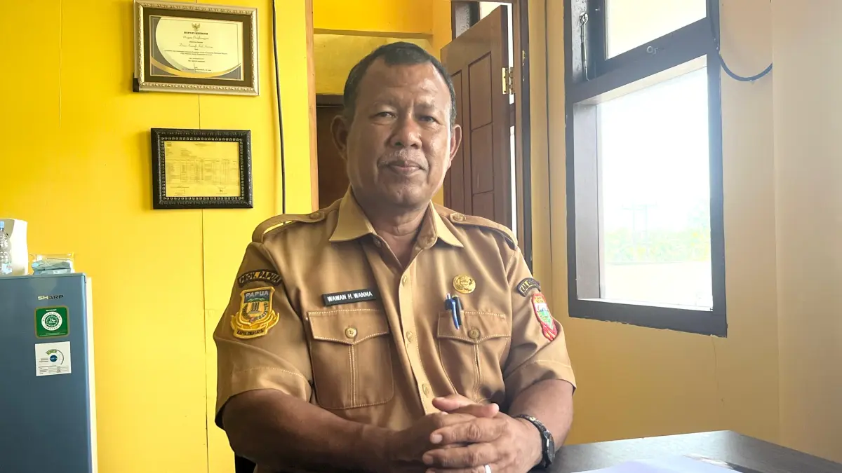 Plt Kepala Dinas Kominfo Kabupaten Keerom, Wawan Hidayat Wanma, saat memberikan keterangan kepada awak media, Senin (21/9/2026). (CEPOSONLINE.COM/ERIANTO)