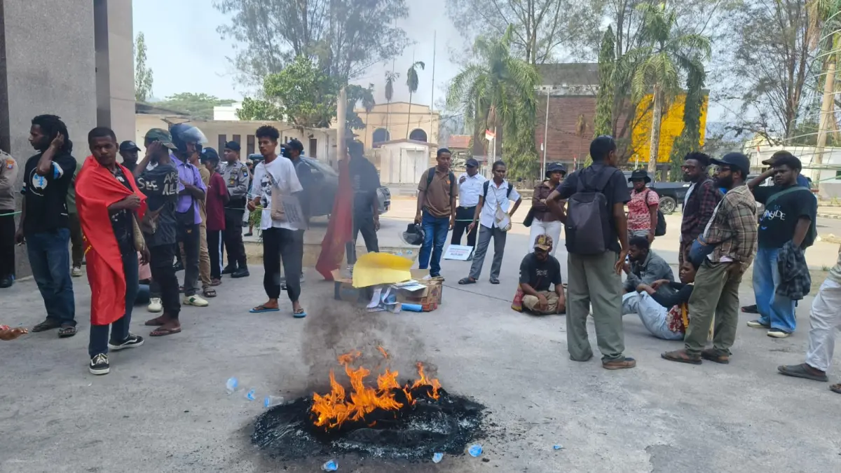 Puluhan massa lakukan demo menolak MBG dan menuntut pendidikan gratis di halaman Kantor Gubernur Papua Barat Daya, Senin (21/7).
(CEPOSONLINE.COM/Fauzia)