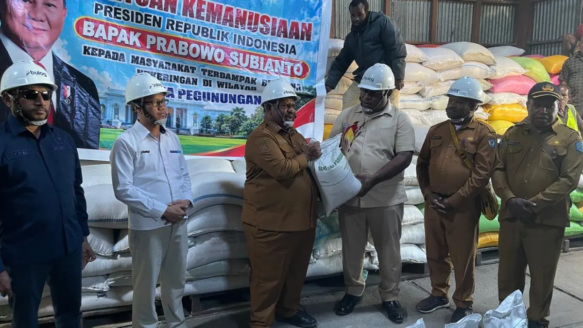 Anggota Komisi XIII DPR RI Yan P Mandenas saat menyerahkan bantuan bencana kekeringan dari Presiden ke Kepala Bulog Wamena Dedi Rahman yang diteruskan ke Wagub Papeg Ones Pahabol &nbsp;serta dilanjutkan ke Bupati Jayawijaya Atenius Murib di Gudang Bulog Wamena Senin (21/9/2026).
(Ceposonline. com/Deni Tonjauw)