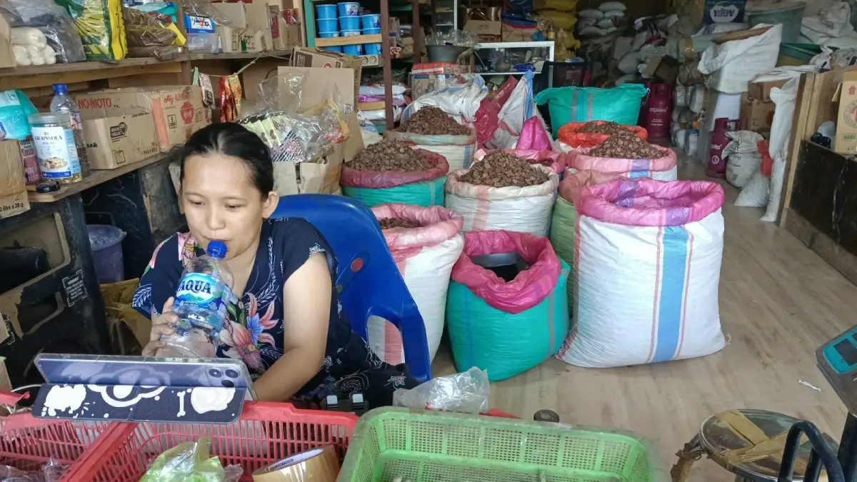 Satriani, salah satu pedagang di Merauke yang menjual buah sirih di Pasar Mopah Baru Merauke.
(CEPOSONLINE.COM/SULO)