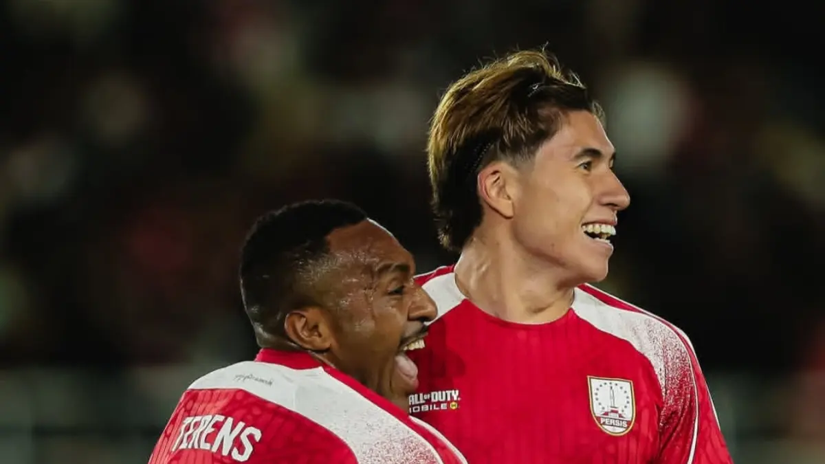 Selebrasi dua Pemain Persis Solo Terens Puhiri dan Oliver Leeming usai mencetak gol ke gawang PSBS Biak di Stadion Manahan Solo, Minggu (20/9/2026)