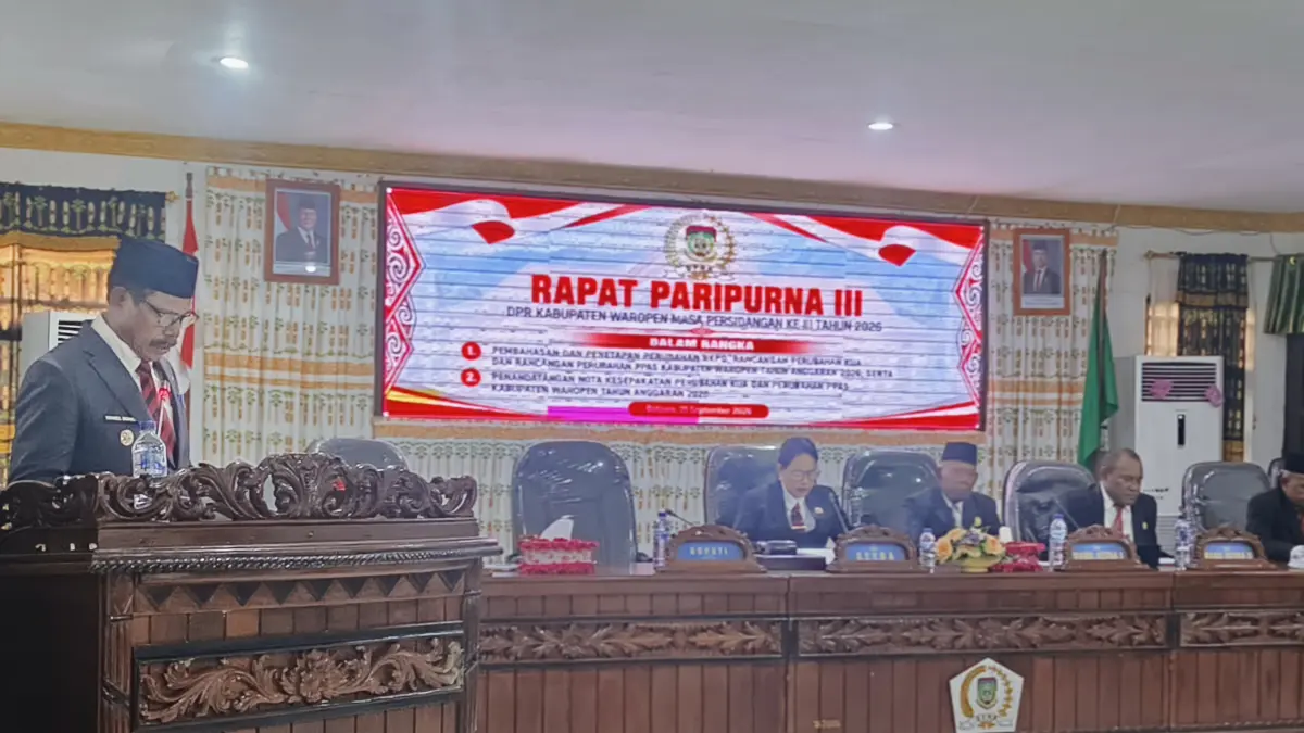 Wakil Bupati Yowel Boari saat menyampaikan pidato Bupati pada Rapat Paripurna Pengantar Materi KUA PPAS TA 2026, Senin (21/9/2026).&nbsp;

(Ceposonline.com/Ismail)