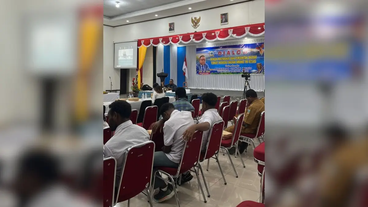 Wakil Ketua IV DPR Papua Tengah, John NR Gobai saat memimpin jalannya dialog di aula LPP RRI Nabire, Senin, (21/9/2026).
(CEPOSONLINE.COM,/THERESIA)