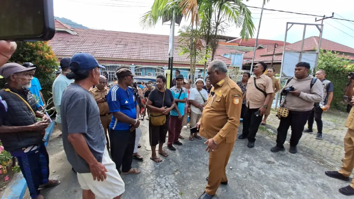 Wali Kota Jayapura, Dr. Abisai Rollo saat bertemu warga di dalam sidak di Kelurahan Yobe, Distrik Abepura, Senin (21/9/2020).(Ceposonline.com/Takim)