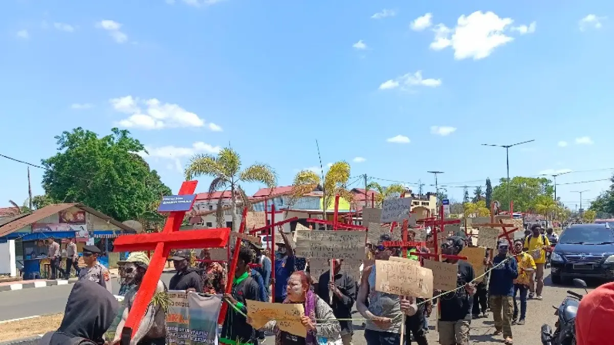 Aksi demo Damai yang dilakukan oleh masyarakat adat dari Forum Masyarakat Adat (FORMAMA) Malind Anim Kondo Digoel yang meminta PTUN menerima gugatan dan mendesak bupati Merauke mencabut SK terkait izin kelayakan pembangunan jalan sepanjang 135 Wanam-Muting beberapa waktu lalu.&nbsp;




(CEPOSONLINE.COM/SULO)