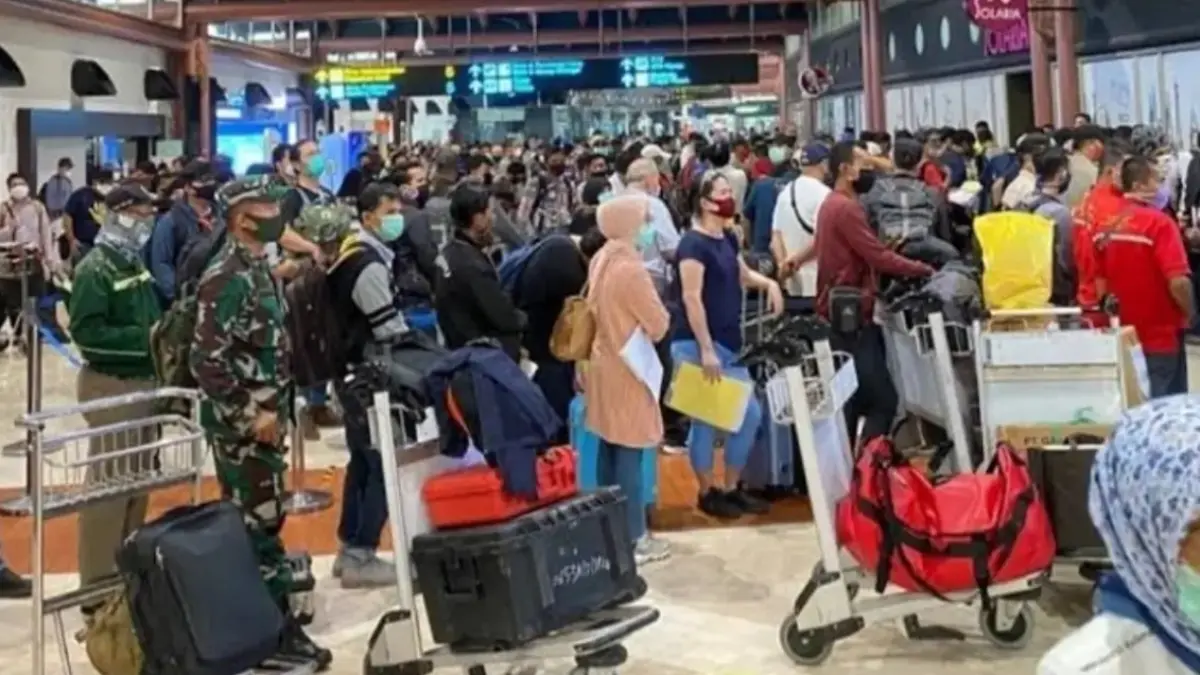 Antrean penumpang di Bandara. (ISTIMEWA)