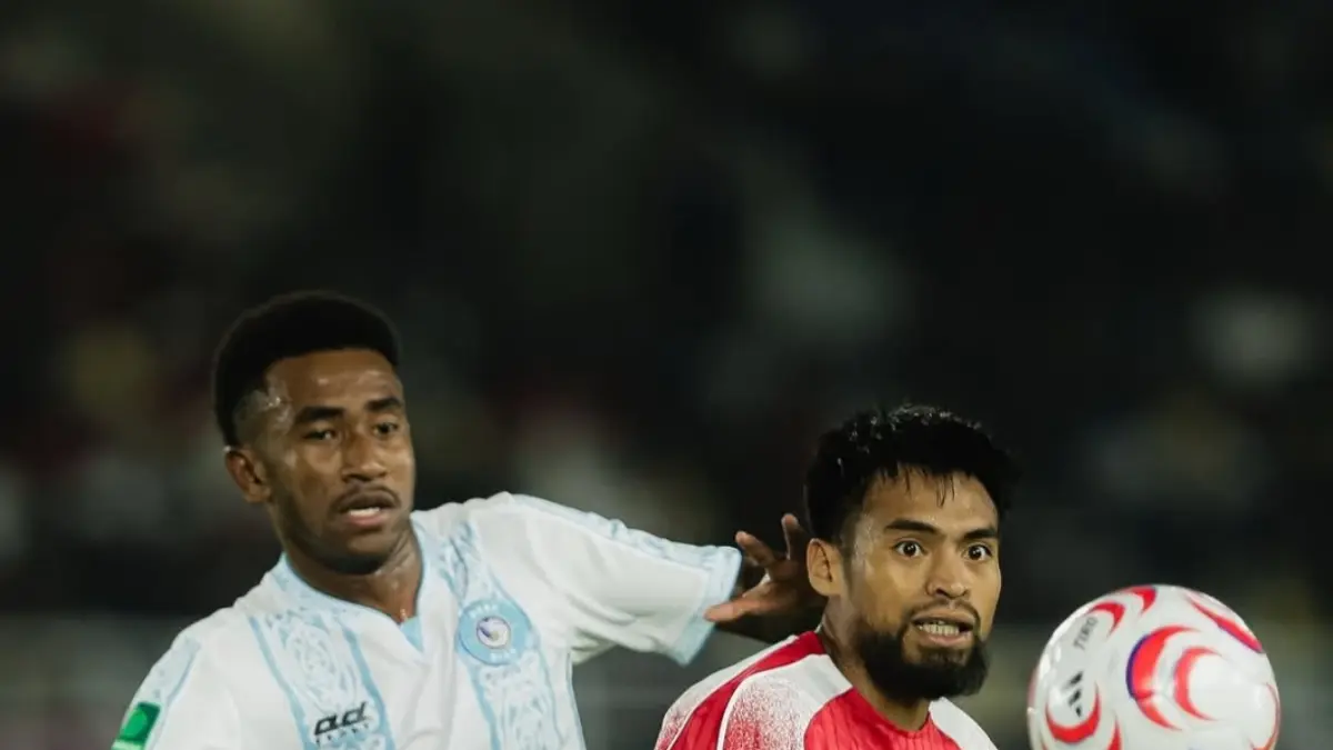 Duel Pemain PSBS BIak dan Persis Solo