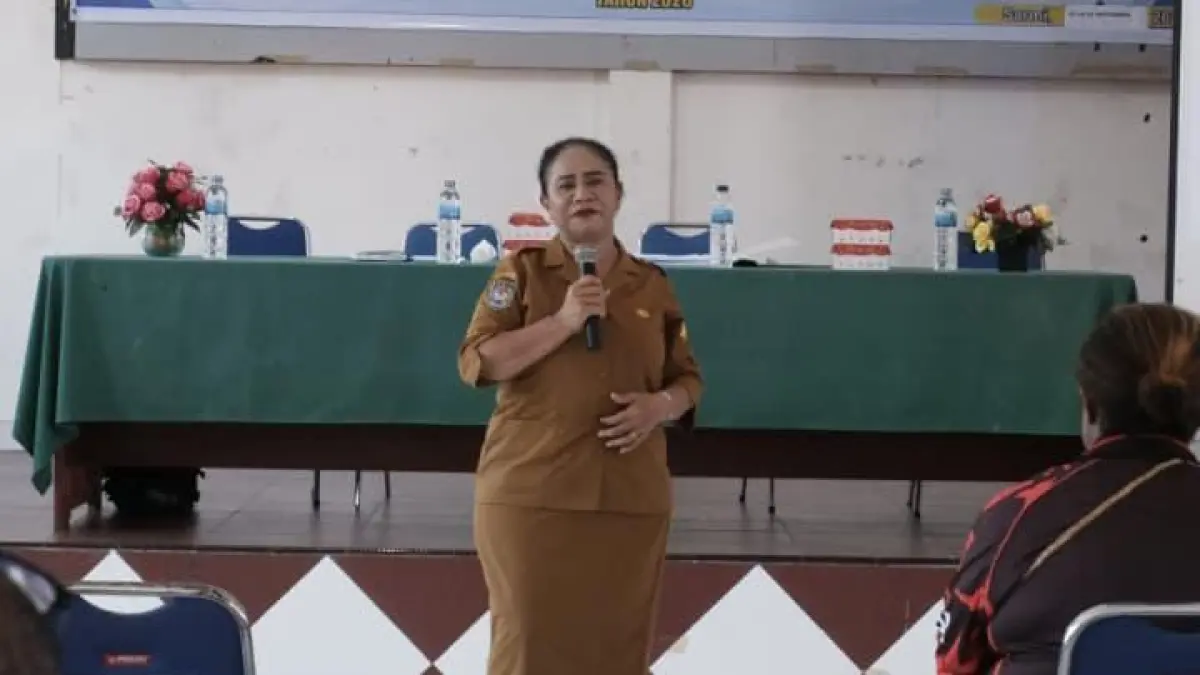 Helena Ronsumbre Kabid perlindungan perempuan dan anak provinsi Papua saat memberi materi kampung ramah anak di aula kantor distrik Sarmi, Selasa(22/9/2026)
(CEPOSONLINE.COM/VICKY AMBANI)