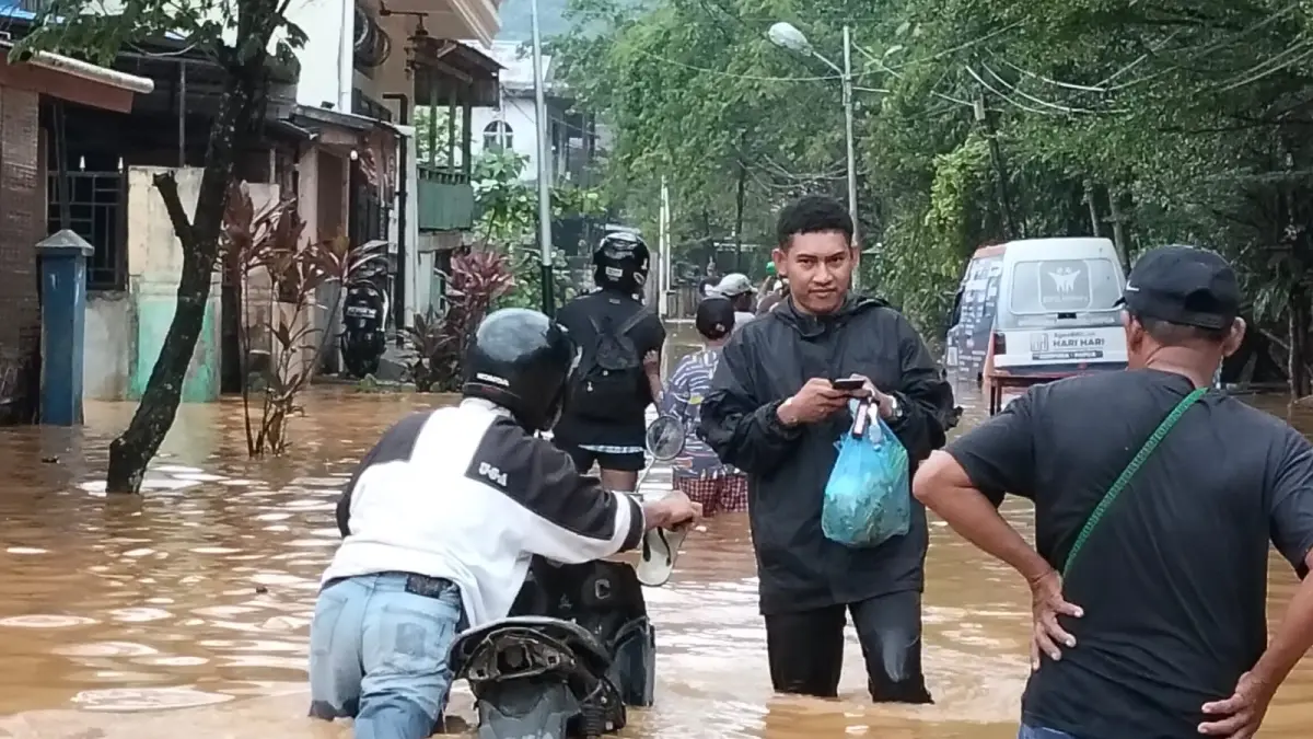 Jalan poros perumahan organda yang kembali terendam setelah hujan deras, Senin (21/9/2026) malam.&nbsp;(Ceposonline.com/Agung)