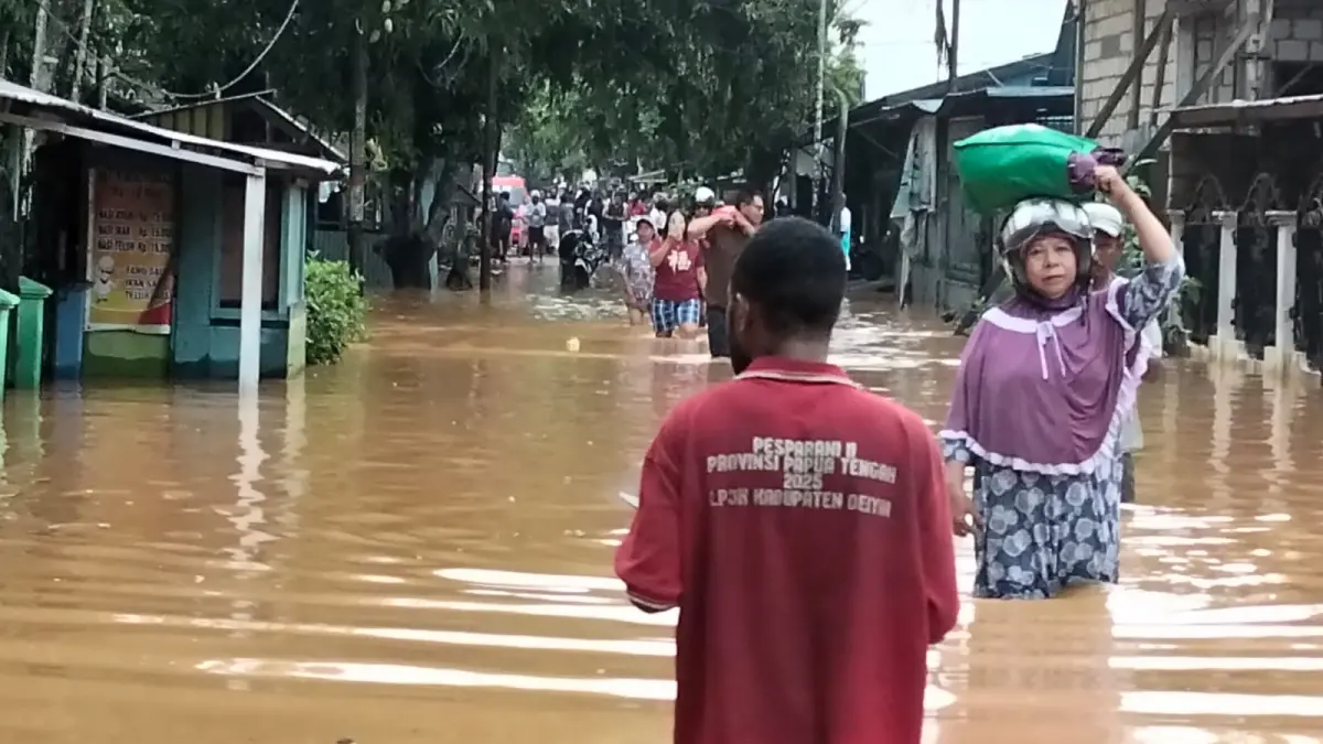 Jalan poros perumahan organda yang kembali terendam setelah hujan deras, Senin (21/9/2026) malam.(Ceposonline.com/Agung)