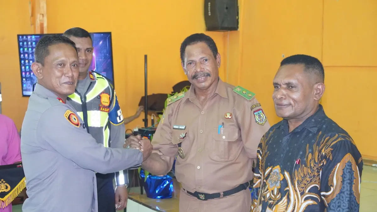 Kapolres Waropen AKBP Tofan Irdiyanto saat menyematkan tanda pelopor keselamatan lalu lintas kepada Wakil Bupati Waropen Yowel Boari dan jajaran Forkompimda serta pegiat lalu lintas, Selasa (22/9).