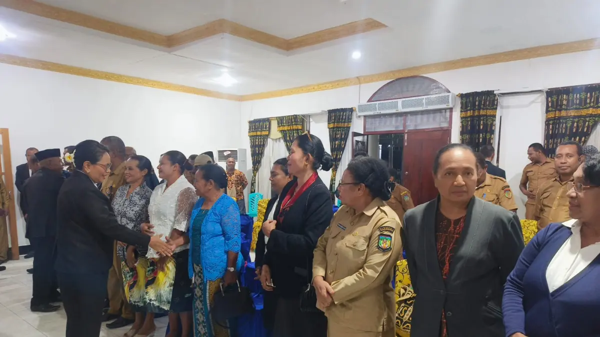 Ketua DPRK Yeneke S.K Dippan dan jajaran saat menyalami para pimpinan OPD dan juga Anggota DPRK Waropen.