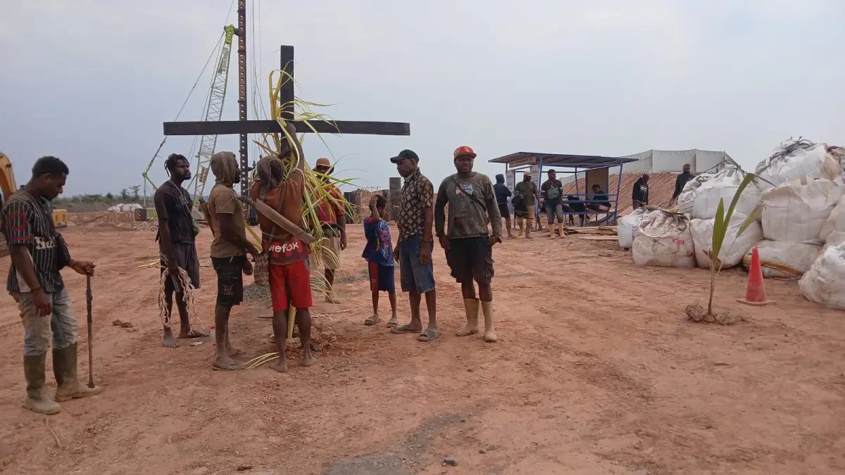 Masyarakat Adat Moiwend Buako saat menancapkan salib sebagai tanda penolakan dan perlawanan atas tanah adat mereka yang digunakan PSN beberapa waktu lalu.
(CEPOSONLINE.COM/ISTIMEWA)