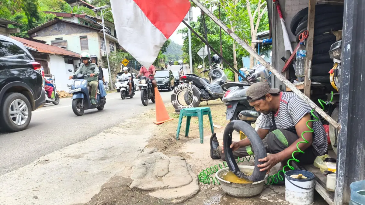Nawir saat bekerja melayani pemilik kendaraan, Selasa (22/9/2026)
(CEPOSONLINE/GAMEL)