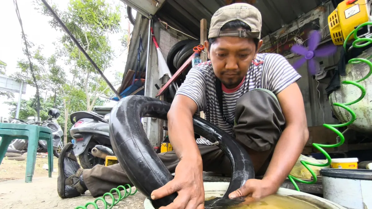 Nawir saat bekerja melayani pemilik kendaraan, Selasa (22/9/2026)
(CEPOSONLINE/GAMEL)