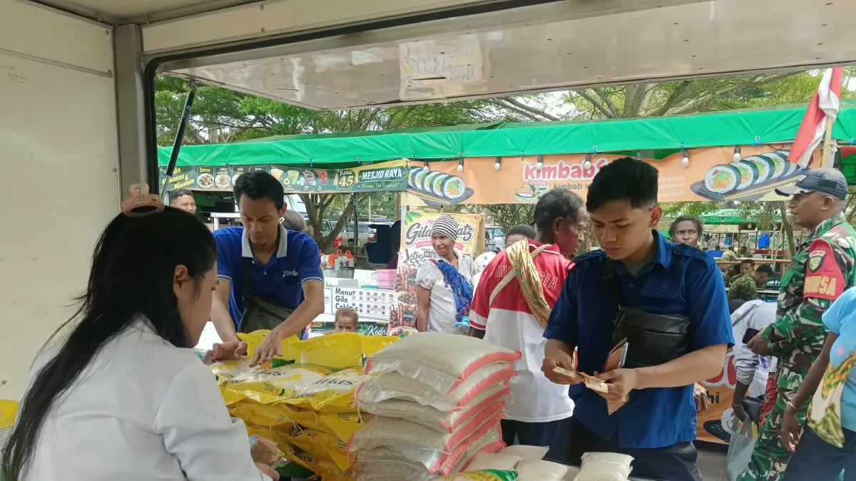 Penjualan beras SPHP oleh Perum Bulog Merauke di Bazar TNI di halaman Masjid Agung Al-Aqsa Merauke, Selasa (22/9/2026)&nbsp;




(CEPOSONLINE.COM/SULO)