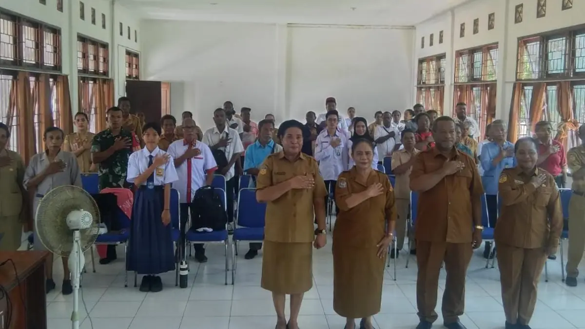 PLT Sekda kabupaten Sarmi Eduard Dimomonmau berfoto bersama dengan para narasumber dan peserta kegiatan PHA Sesaat setelah membaca sambutan di aula kantor distrik Sarmi, Selasa (22/9/2026)

(CEPOSINLINE.COM/VICKY AMBANI)