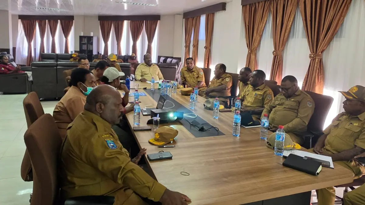 Bupati Lanny Jaya Aletinus Yigibalom,S.Pd memimpin rapat koordinasi yang dihadiri Forkompimda, pimpinan DPRK serta sejumlah organisasi perangkat daerah, menyikapi bencana hujan es di 3 distrik, Senin 21 September 2026. ( CEPOSONLINE.COM/KOMINFO LANNY JAYA)