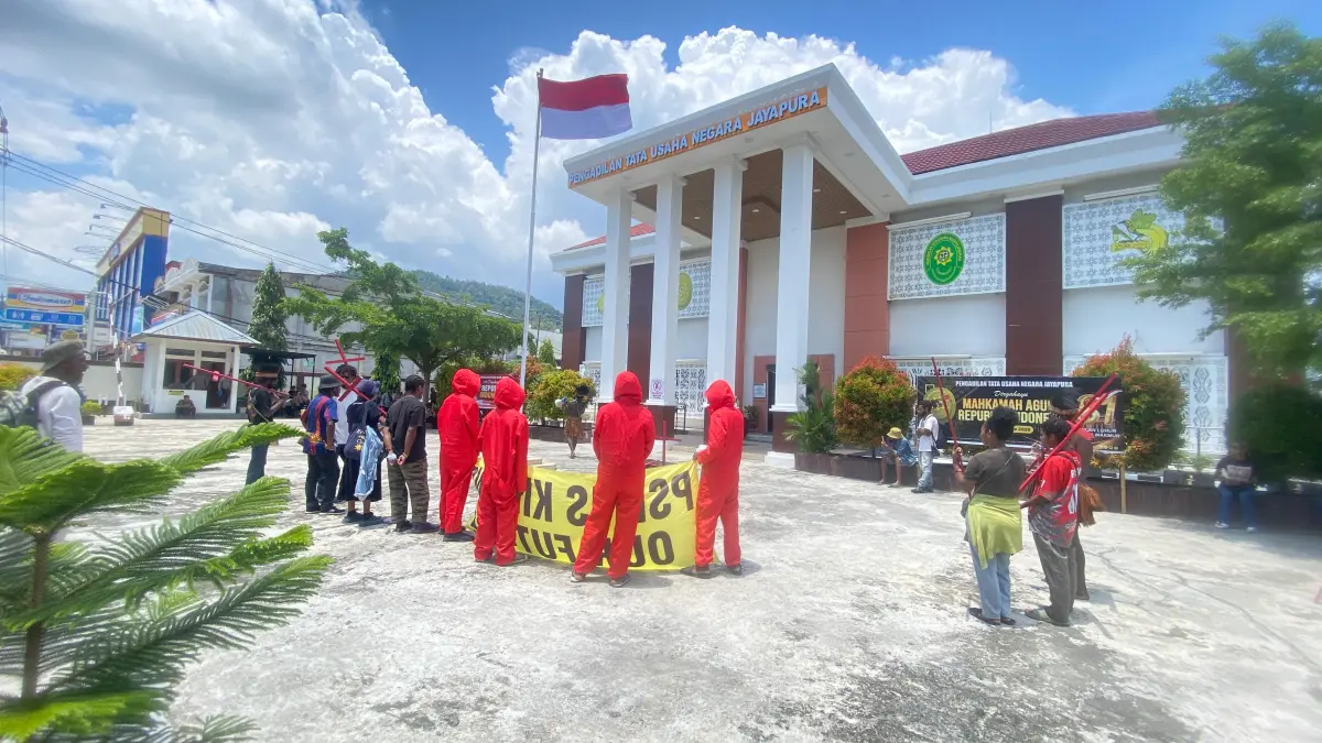 AMPERAMADA Papua saat menggelar aksi unjuk rasa di depan kantor Pengadilan Tata Usaha Negara (PTUN) Jayapura, Rabu (23/9/2026).