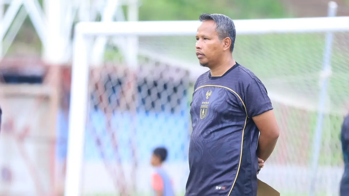 Andri Ramawi saat memimpin latihan Persipura di Stadion Mandala Jayapura beberapa waktu lalu. (CEPOSONLINE.COM/ERIANTO).
