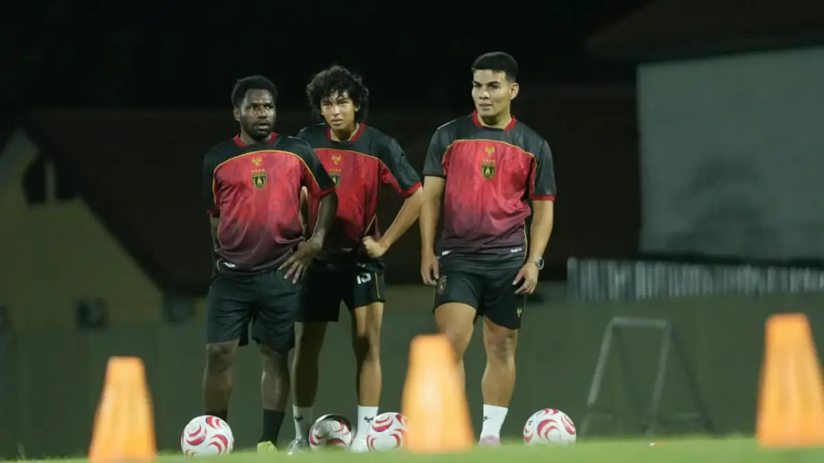 BEBERAPA PEMAIN PERSIPURA YANG TENGAH MENJALANI LATIHAN.