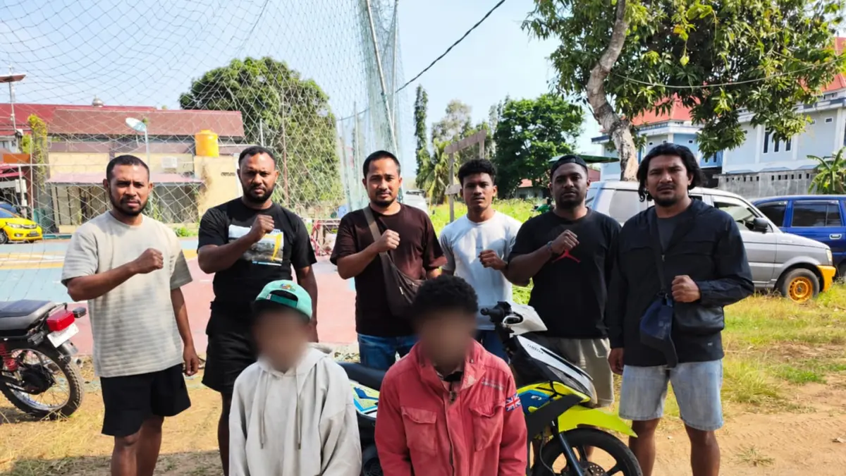 Dua pelaku pencurian dengan kekerasan yang berhasil ditangkap UCR Resmob Reskrim Polres Merauke, Selasa (22/9/2026)&nbsp;
(CEPOSONLINE.COM/HUMAS POLRES MERAUKE)