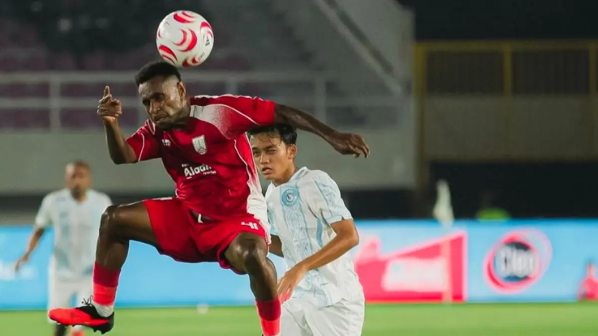 Duel pemain Persis Solo versus PSBS Biak, di Stadion Sriwedari Solo, Minggu (20/9/2026).&nbsp;(IG PERSIS)
