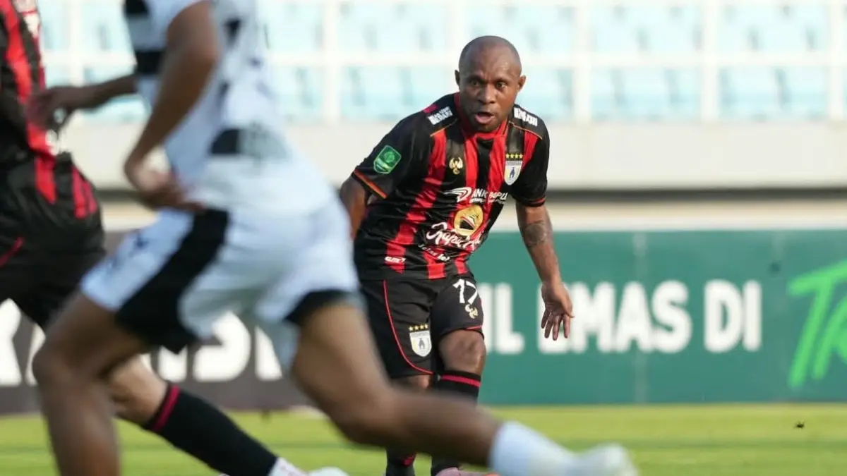 Pemain Persipura, Feri Pahabol ketika diturunkan menghadapi Kendal Tornado di Stadion Gelora Delta Sidoarjo, Jawa Timur, Jumat (18/9/2026).