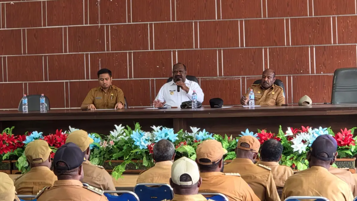 Rapat Koordinasi Tingkat Distrik se Kabupaten Lanny Jaya dipimpin langsung oleh Bupati Lanny Jaya Aletinus Yigibalom, S.Pd didampingi , Sekda. Tendien Wenda,S.Th.S.IP.M.Si, dan &nbsp;Kepala Tata Pemerintahan Ogy Saputra, S.SP, &nbsp; &nbsp;Senin 21 September 2026. ( foto/Humas Lanny Jaya/Ceposonline.com)