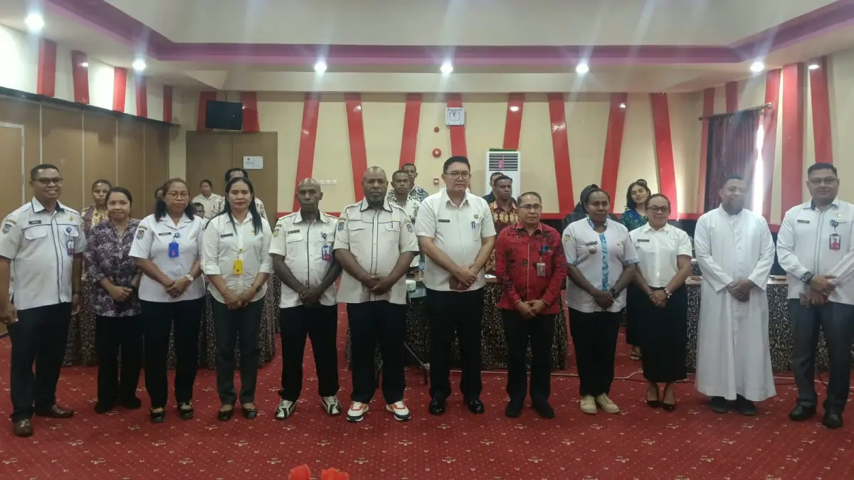 Staf Ahli Gubernur Papua Selatan Bidang Pemerintahan Sucahyo Agung Dwi Arianto bersama panitia dan peserta pada pembukaan seleksi Wirasena Yout Camp, Rabu (23/9/2026) &nbsp;

(CEPOSONLINLIE.COM/SULO)