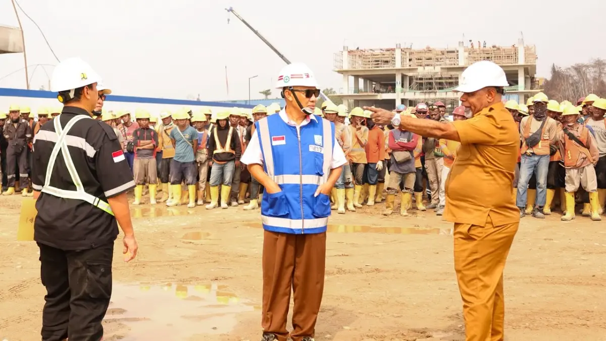 Wakil Gubernur Papua Tengah, Deinas Geley saat melakukan inspeksi mendadak (sidak) di lokasi pembangunan pusat pemerintahan di Karadiri Nabire, Selasa (22/9/2026). (CEPOSONLINE.COM/HUMAS PEMPROV)