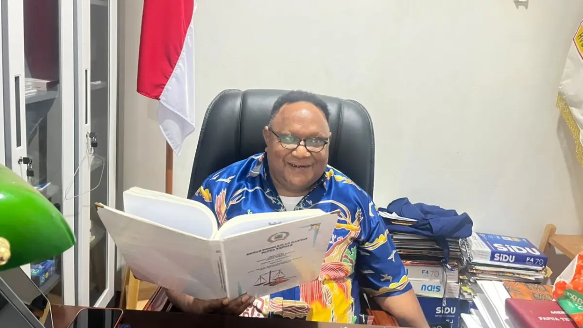 Wakil Ketua IV &nbsp;DPR Papua Tengah, John NR Gobai saat memberikan keterangan kepada pers. (CEPOSONLINE.COM/THERESIA F. TEKEGE)