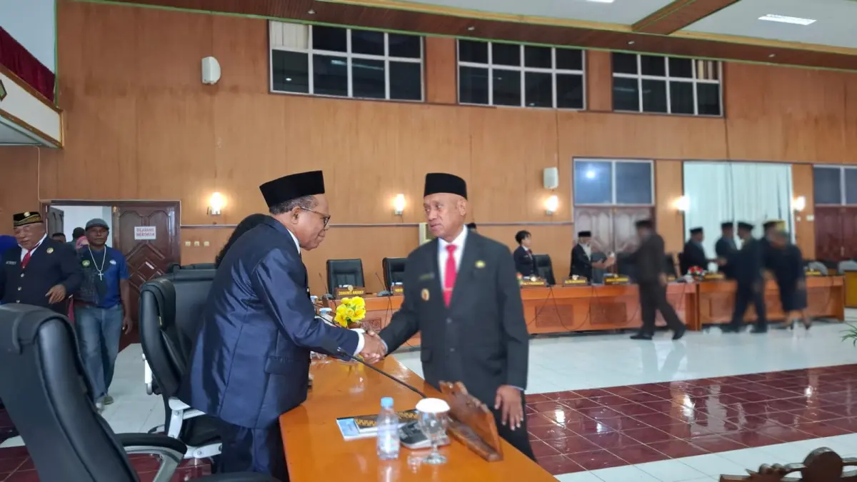Bupati Biak Numfor Markus O. Mansnembra, SH.,MM menyalami anggota DPRK Biak Numfor setelah pembukaan sidang &nbsp;paripurna rancangan Raperda tentang perubahan APBD tahun anggaran 2026, Rabu (23/09/2026). (CEPOSONLINE.COM/FIKTOR PALEMBANGAN)