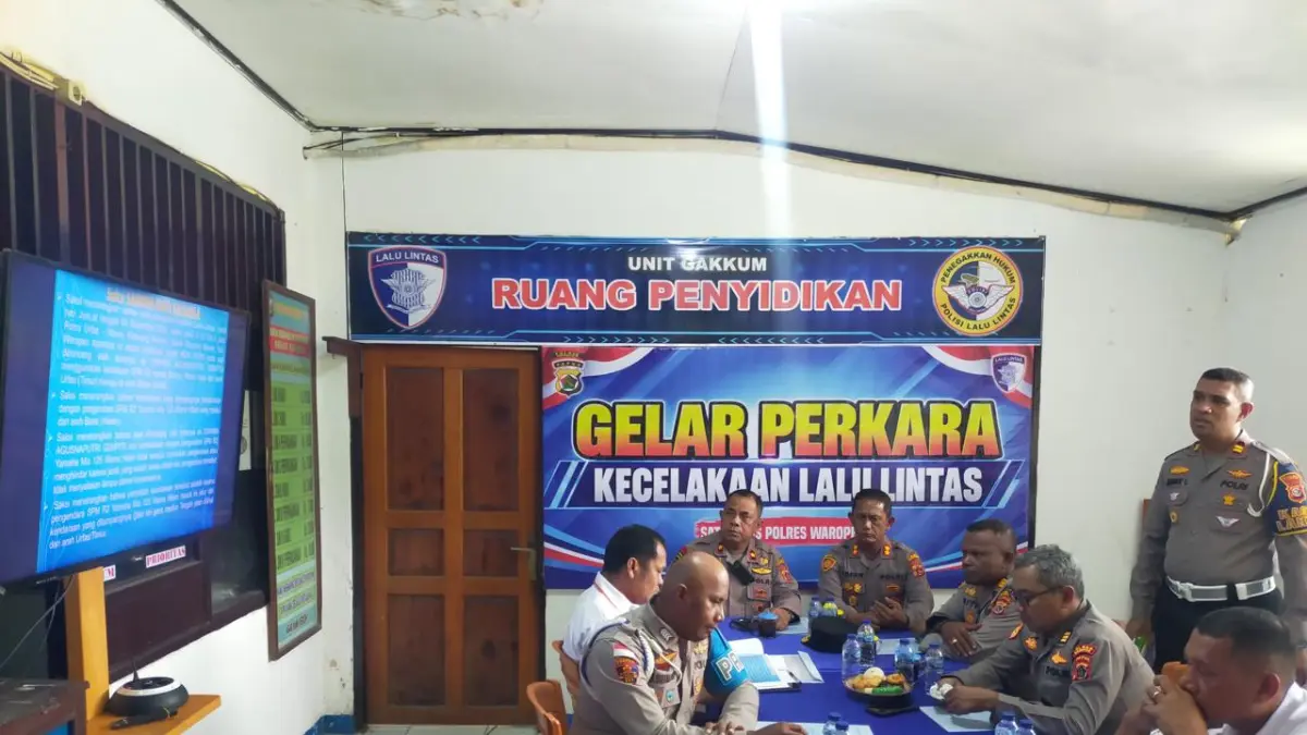 Kasat Lantas Polres Waropen, Iptu Jimmy Lufkey saat memaparkan gelar perkara Laka Maut, Rabu (24/9/2026).(CEPOSONLINE.COM/ISMAIL).