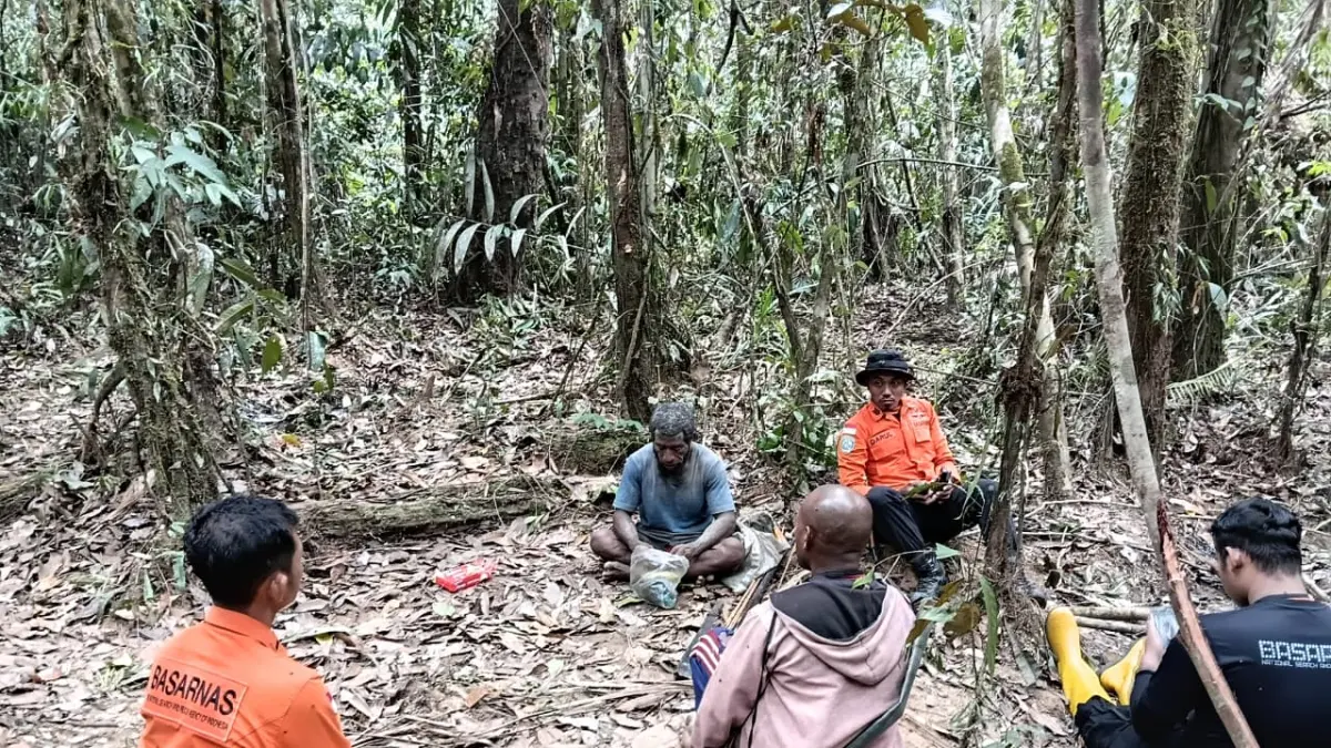 Remaja 15 tahun yang dilaporkan hilang di hutan saat ditemukan Tim SAR Gabungan, Selasa (23/9/2026).(CEPOSONLINE.COM/HUMAS SAR MERAUKE).