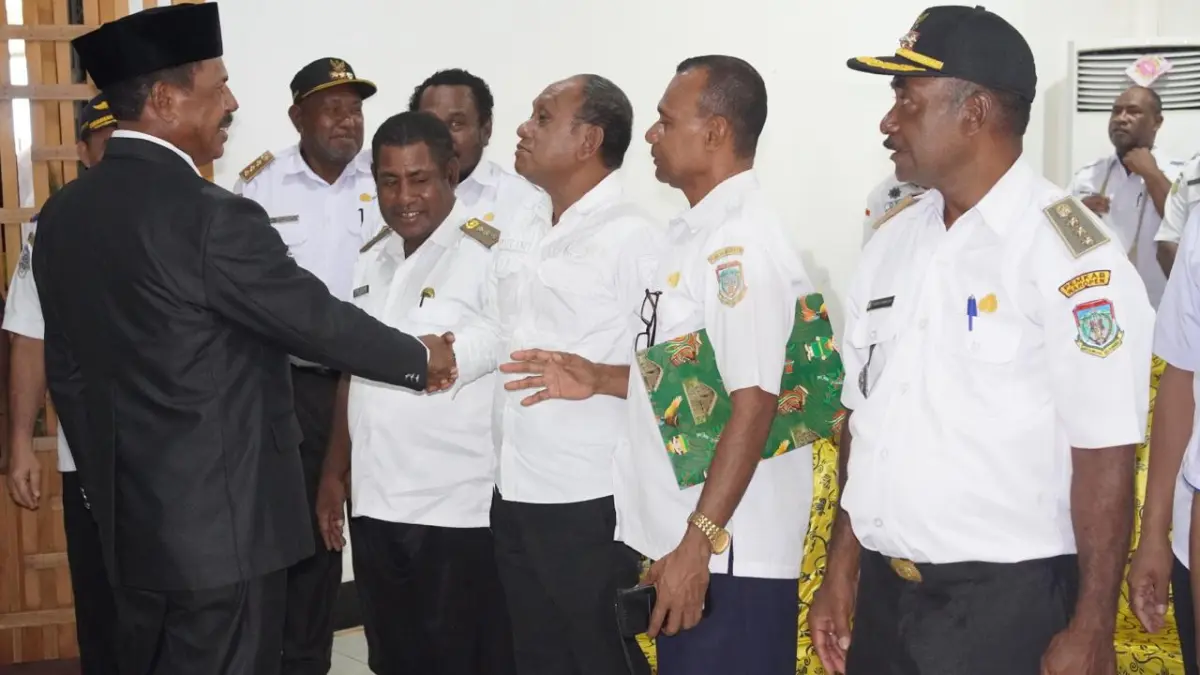 Wakil Bupati Waropen, Yowel Boari saat bersalaman dengan para OPD dalam lanjutan Sidang Paripurna III DPRK Waropen, Rabu (23/9/2026).(CEPOSONLINE.COM/ISMAIL)